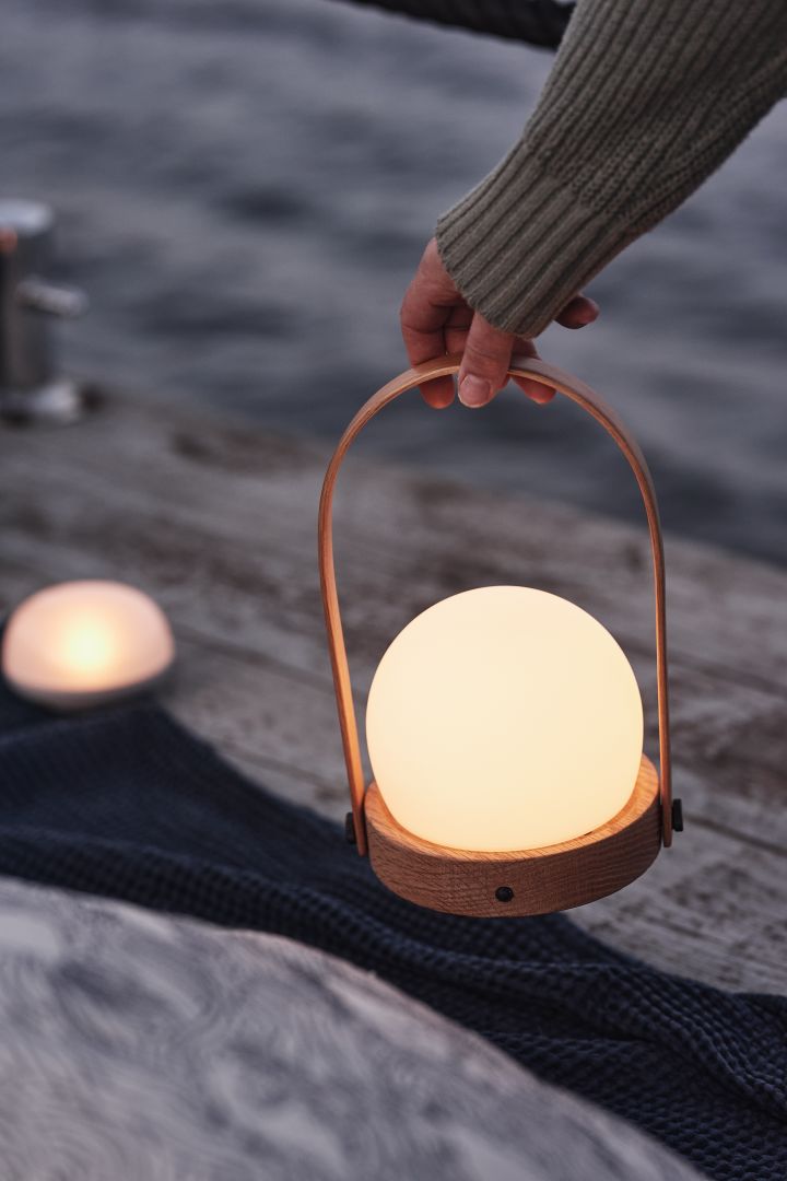Ett smart tips till kräftskivan är att dekorera bordet med portabel belysning såsom Carrie portable lampa från Menu istället för levande ljus.