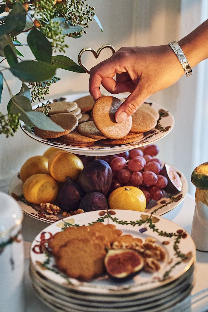 Star Fluted Jul våningsfat passar perfekt att lägga upp frukt, nötter och pepparkakor på en dukning till ett sagolikt glöggmingel.