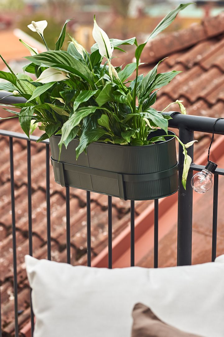 Bau balkonglåda från Ferm Living i grönt är perfekt att inreda balkongen med för att förvara dina växter i på ett fint sätt.
