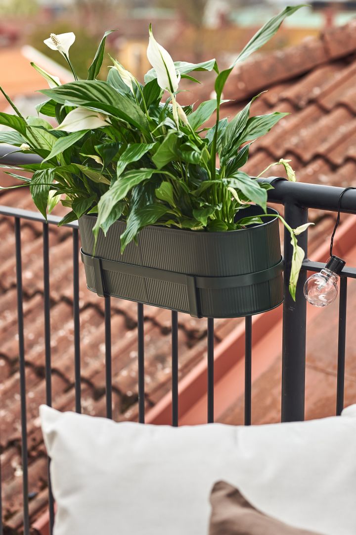 Bau balkonglåda från Ferm Living i grönt är perfekt att inreda balkongen med för att förvara dina växter i på ett fint sätt.