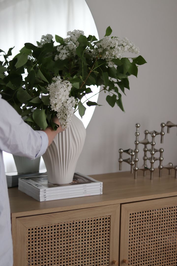 Nästa tips är att inreda liten hall med Anna vas från Swedese med färska blommor i  för att skapa en inbjudande känsla. Foto: @hemmahosfalk
