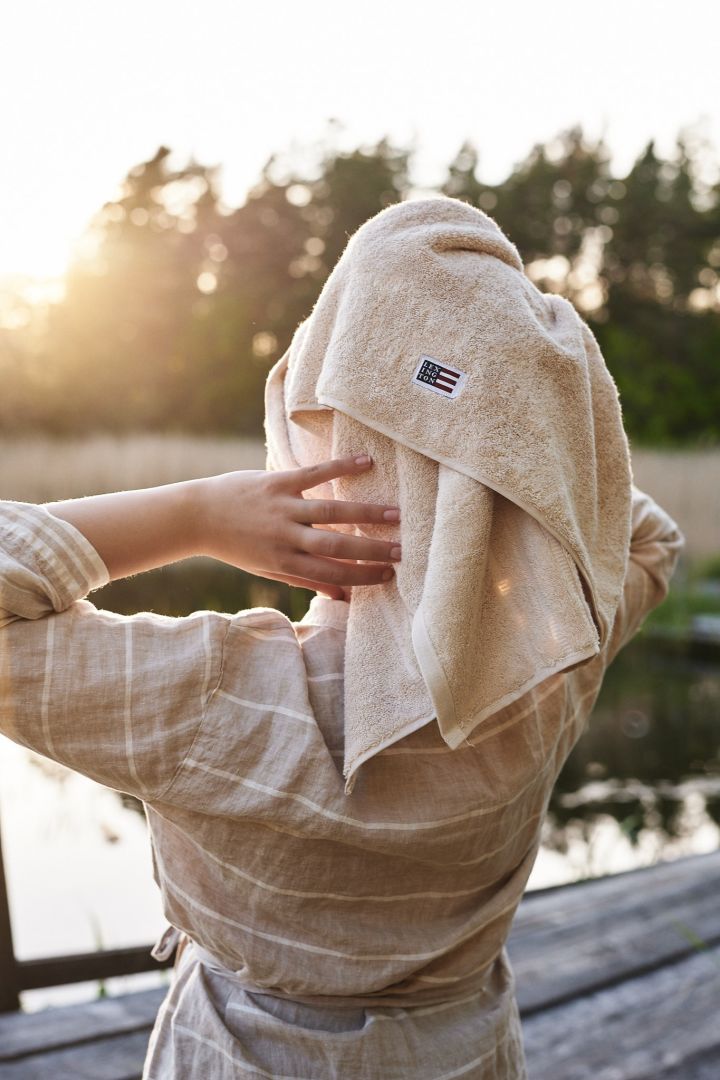 Sommar bucket list tips - nakenbad från bryggan i solnedgång är en av många härliga saker att göra i sommar.