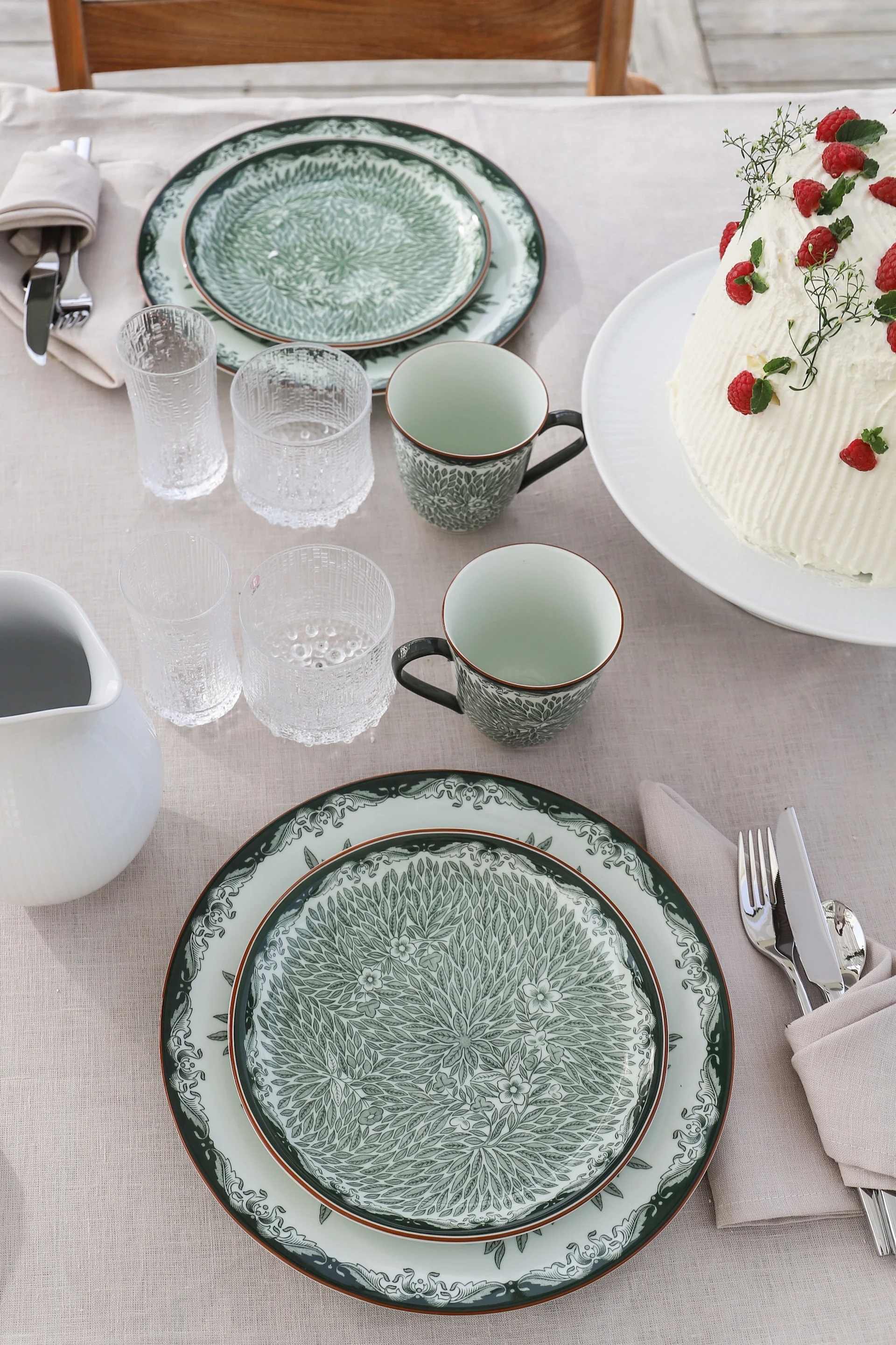 Duka till midsommar - här inspiration från instagramprofilen @3res och en dukning i grönvita toner med porslin från Rörstrand.