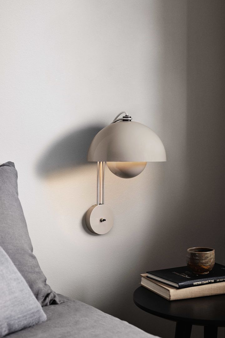 Tips för att inreda sovrum med hotellkänsla - inred med vägglampor! Här Flowerpot VP8 i beige nyans. 