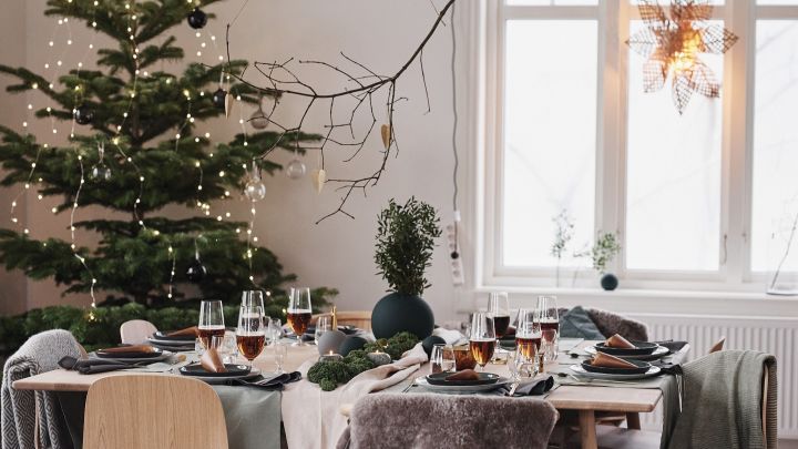 En grön juldukning som hämtar inspiration från naturen med dekorationer som grönkål på bordet. 