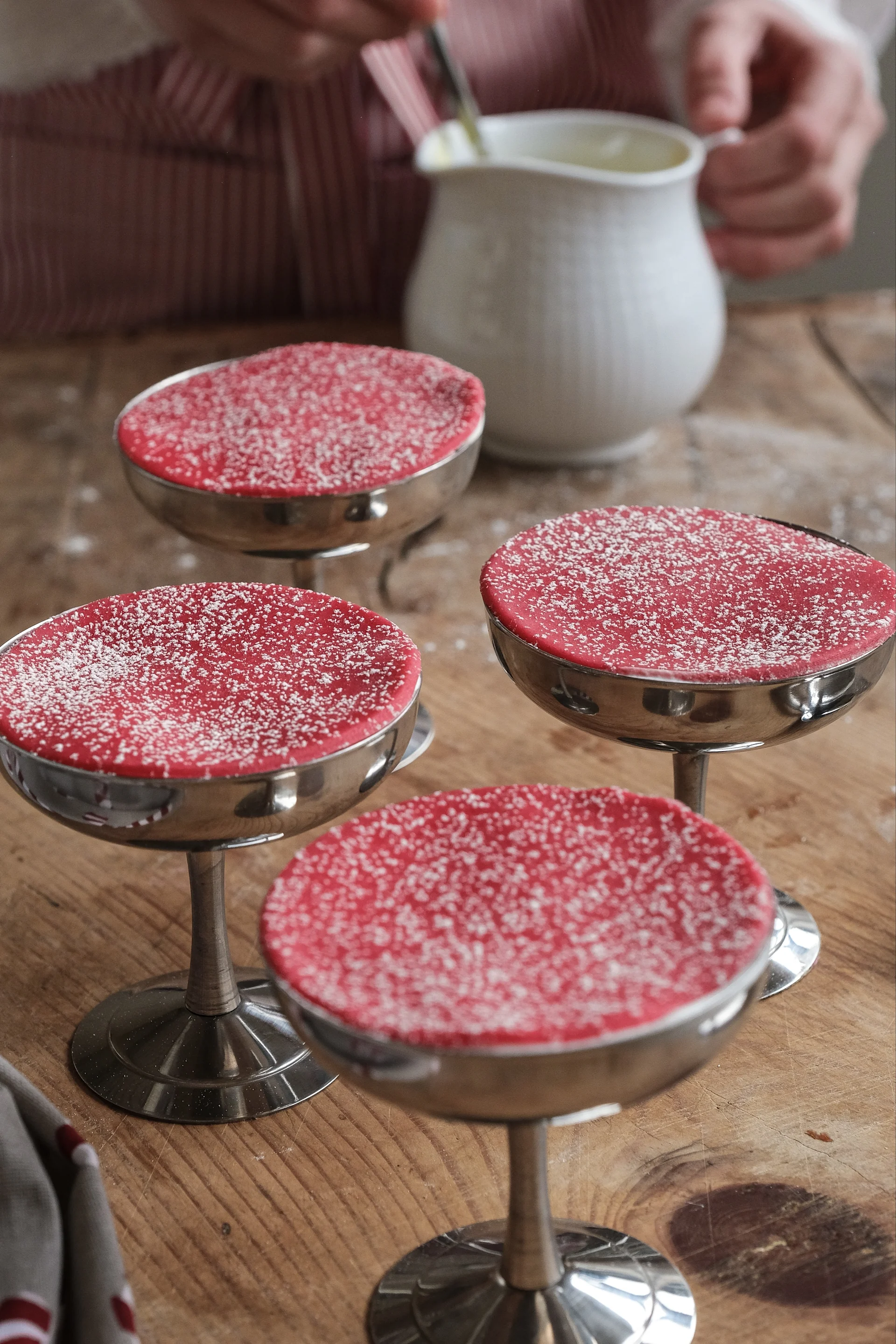 En prinsesstårta med saffran som serveras i glas är ett recept av Baka med Frida inför årets julbak. 