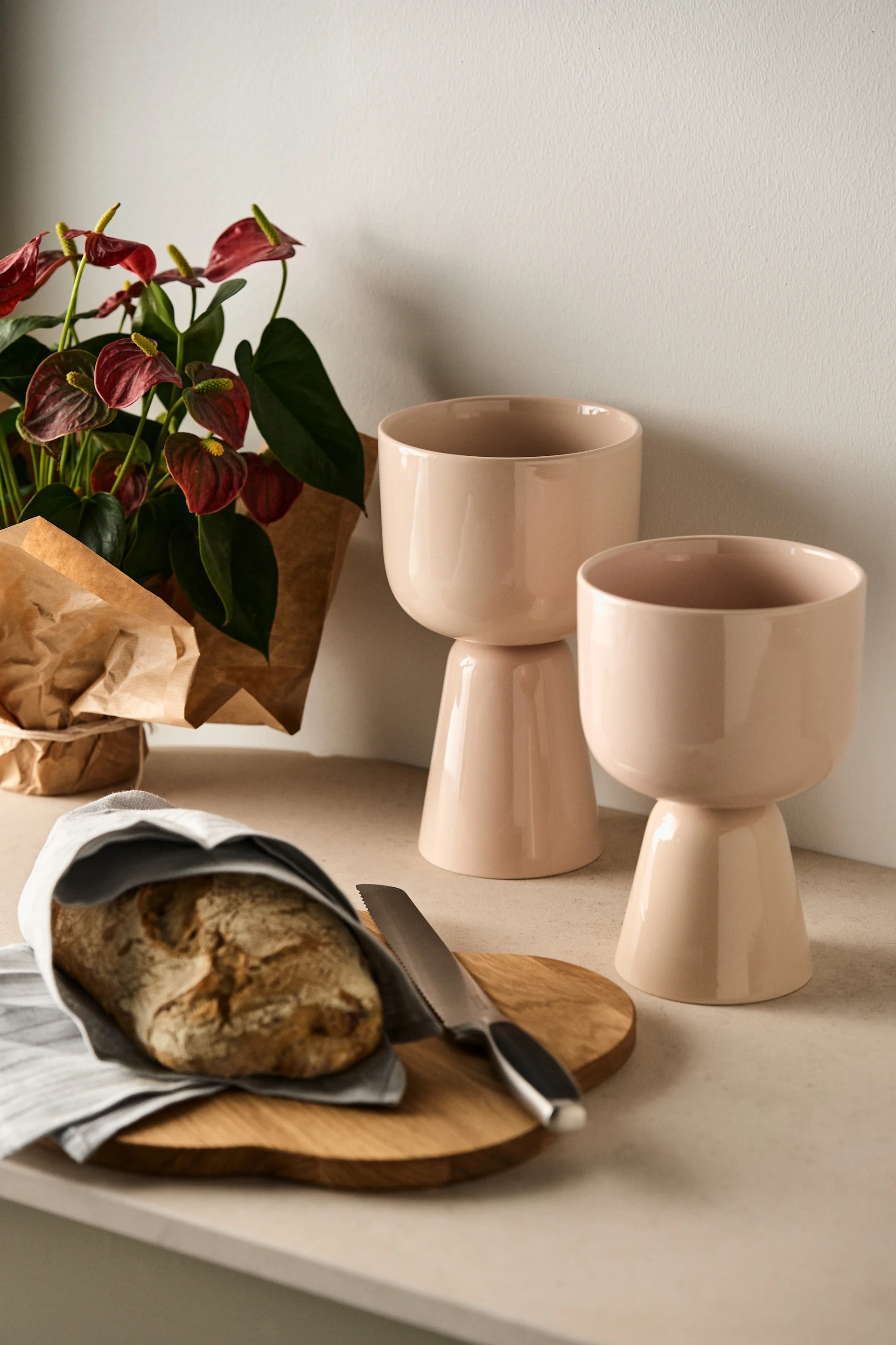 Alvar Aaltos skärbräda, Fiskars brödkniv och Nappula krukor från Iittala är perfekta att ge bort som ett presentkit som flytta hemifrån present.