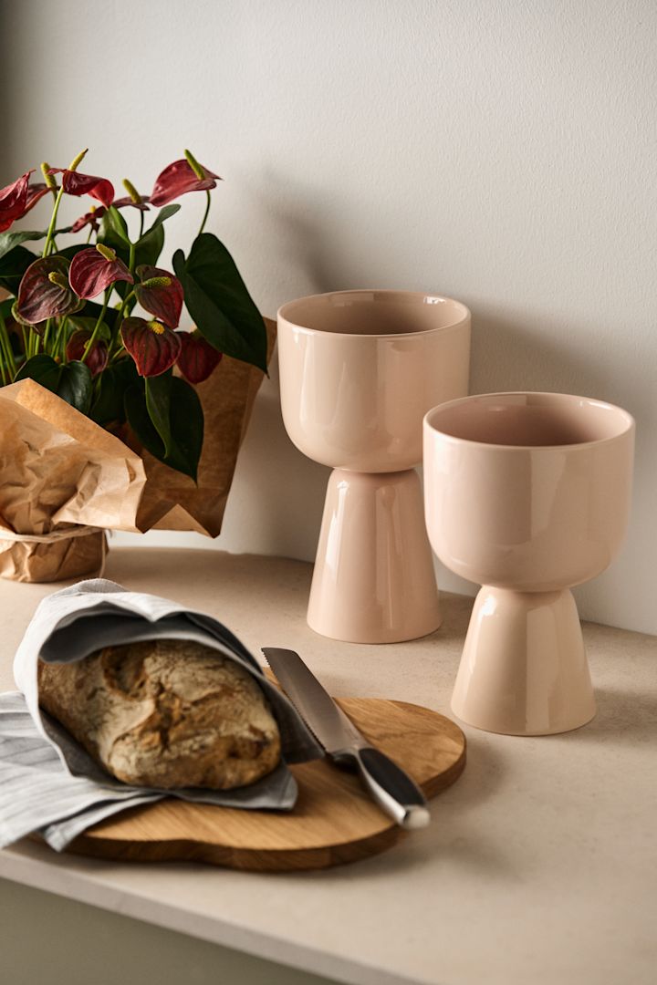 Alvar Aaltos skärbräda, Fiskars brödkniv och Nappula krukor från Iittala är perfekta att ge bort som ett presentkit som flytta hemifrån present.