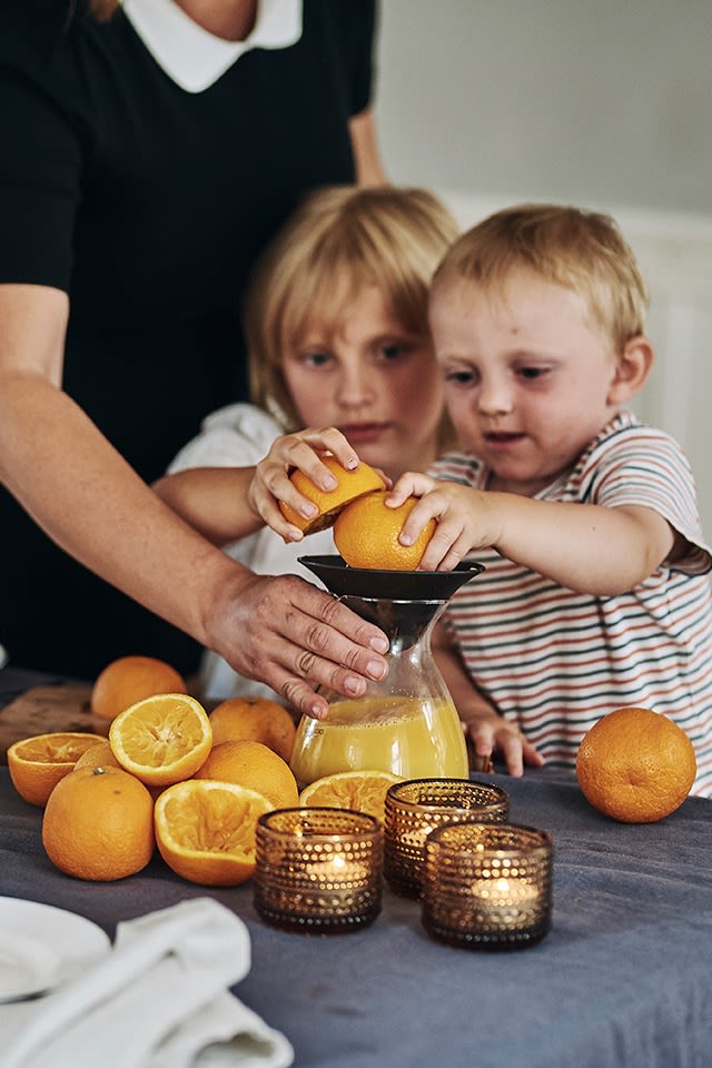 Med Eva Solo citruspress pressar barnen enkelt sin egna apelsinjuice och serverar den i Lempi glas från Iittala.