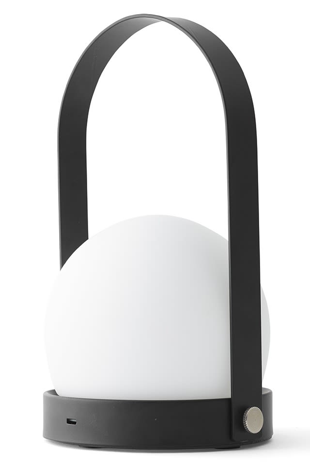 Carrie bordslampa från Menu är en portabel bordslampa med en design som liknar en större lykta. Lampan har en integrerad LED-lampa som även är laddbar via USB-uttag.