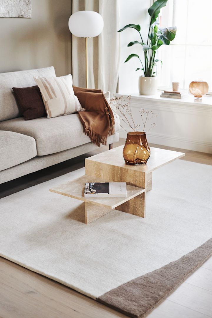 Inred med mattor – vardagsrum - här ser du Flow ullmatta från Scandi Living i vit-beige.