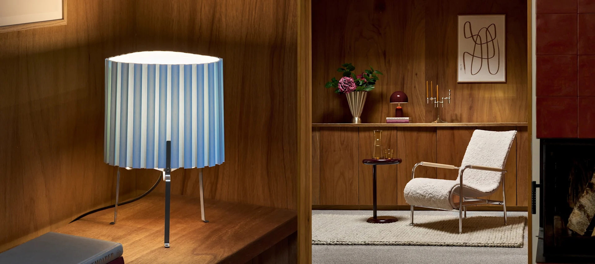En delad bild av två interiörscener. Vänster: en blå- och vitrandig bordslampa på en trähylla. Höger: ett vardagsrum med en lurvig fåtölj, ett sidobord, hylla med inredning och en öppen spis.