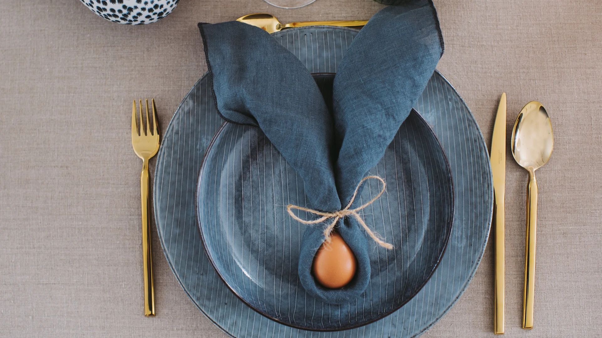 Tvis guldbestick från Broste Copenhagen blir tjusiga detaljer på din påskdukning.