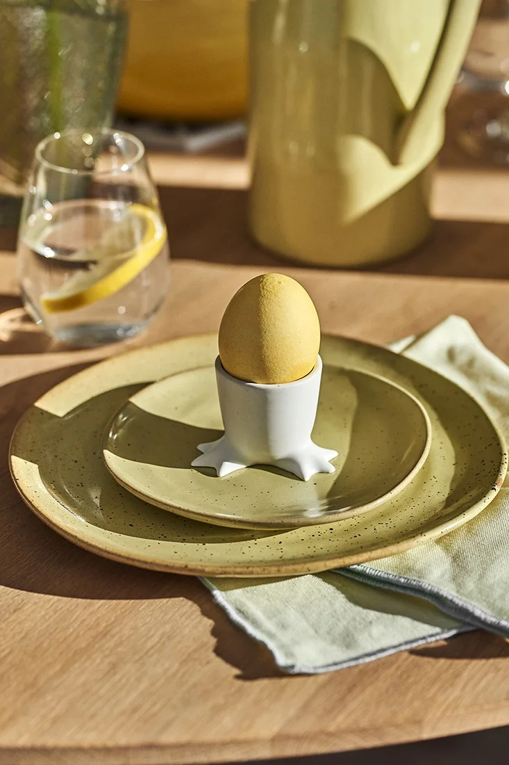 En gul påskdukning för familjens minsta med gult porslin och lekfull äggkopp från DBKD.
