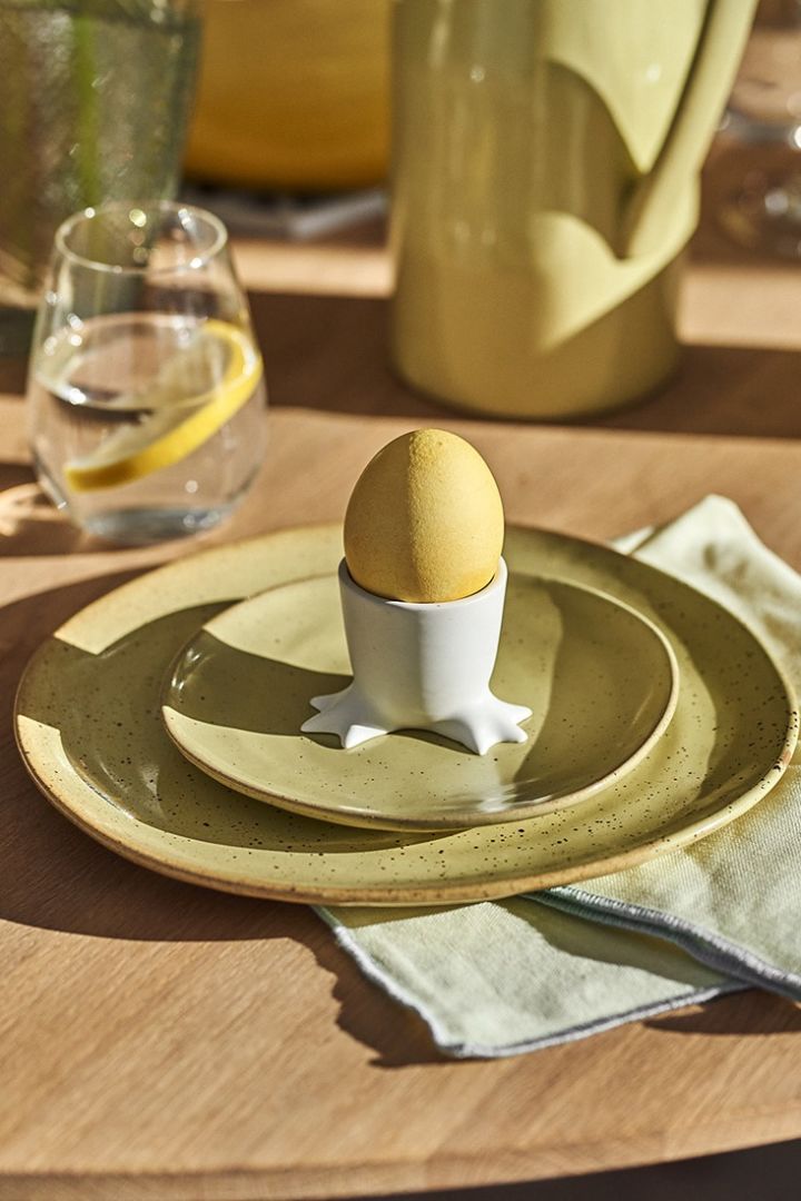 En gul påskdukning för familjens minsta med gult porslin och lekfull äggkopp från DBKD.  