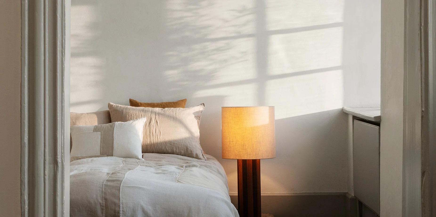 Tips för att inreda sovrum med hotellkänsla - ljusa textilier och bra belysning.