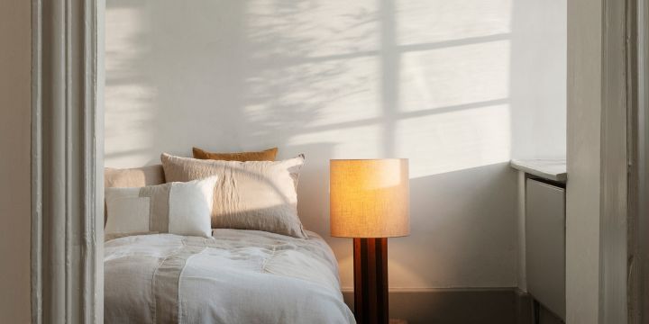 Tips för att inreda sovrum med hotellkänsla - ljusa textilier och bra belysning. 