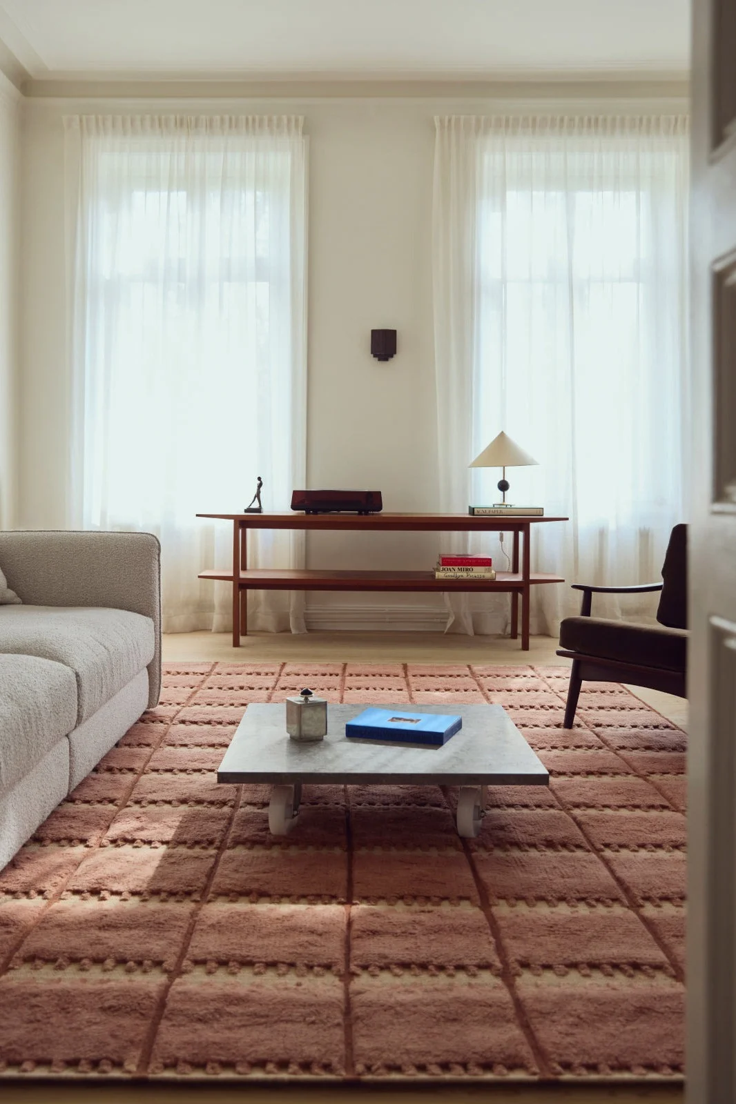 Lertoner är en del av färgtrenderna 2026 som speglas i denna matta från Layered.