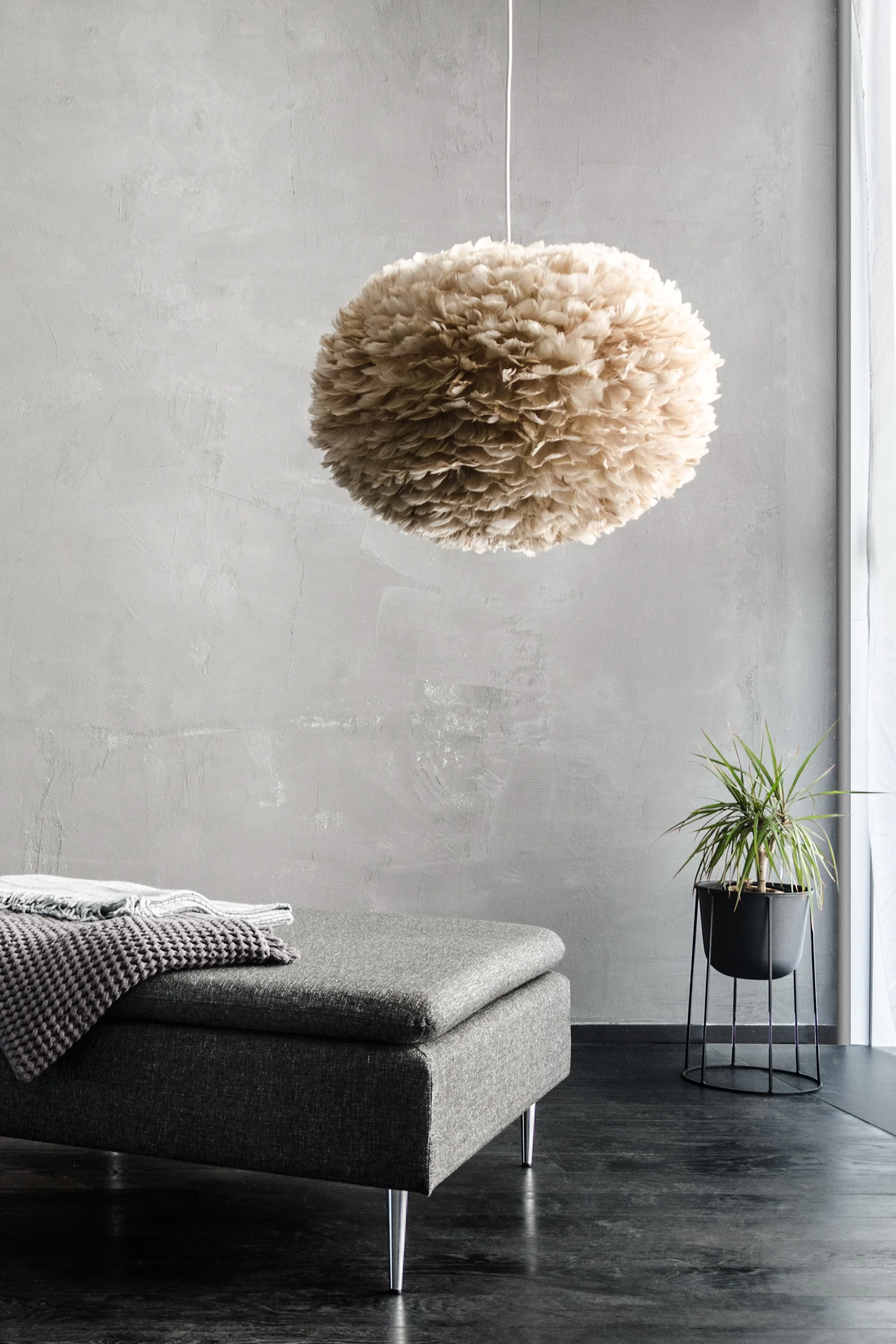 Lampan Eos från Umage är unik av sitt slag och har verkligen blivit en kontrast till många andra skandinaviska designlampor som tenderar att vara lite mer industriella eller avskalade.