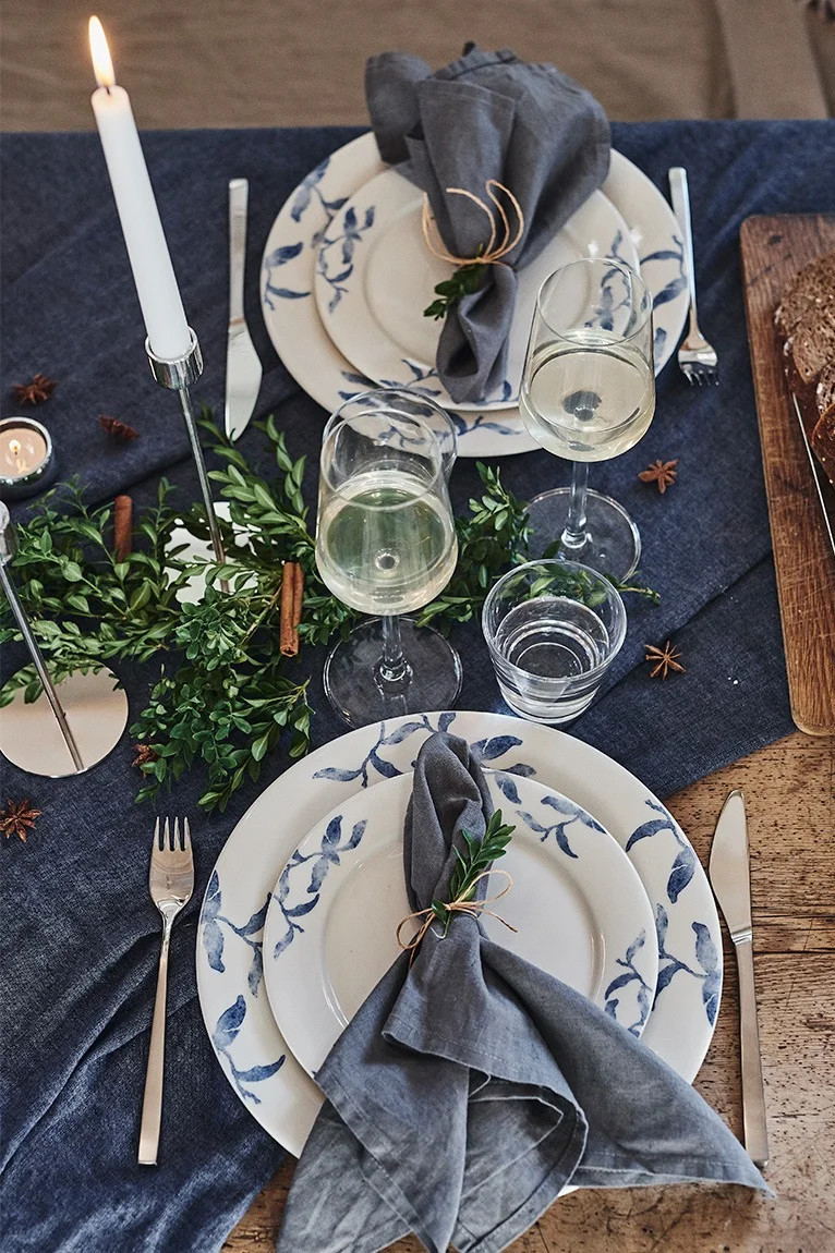Romantisk juldukning med blåvitt porslin Havspil från Nordic Nest Dining och Fuga-bestick från Gense.