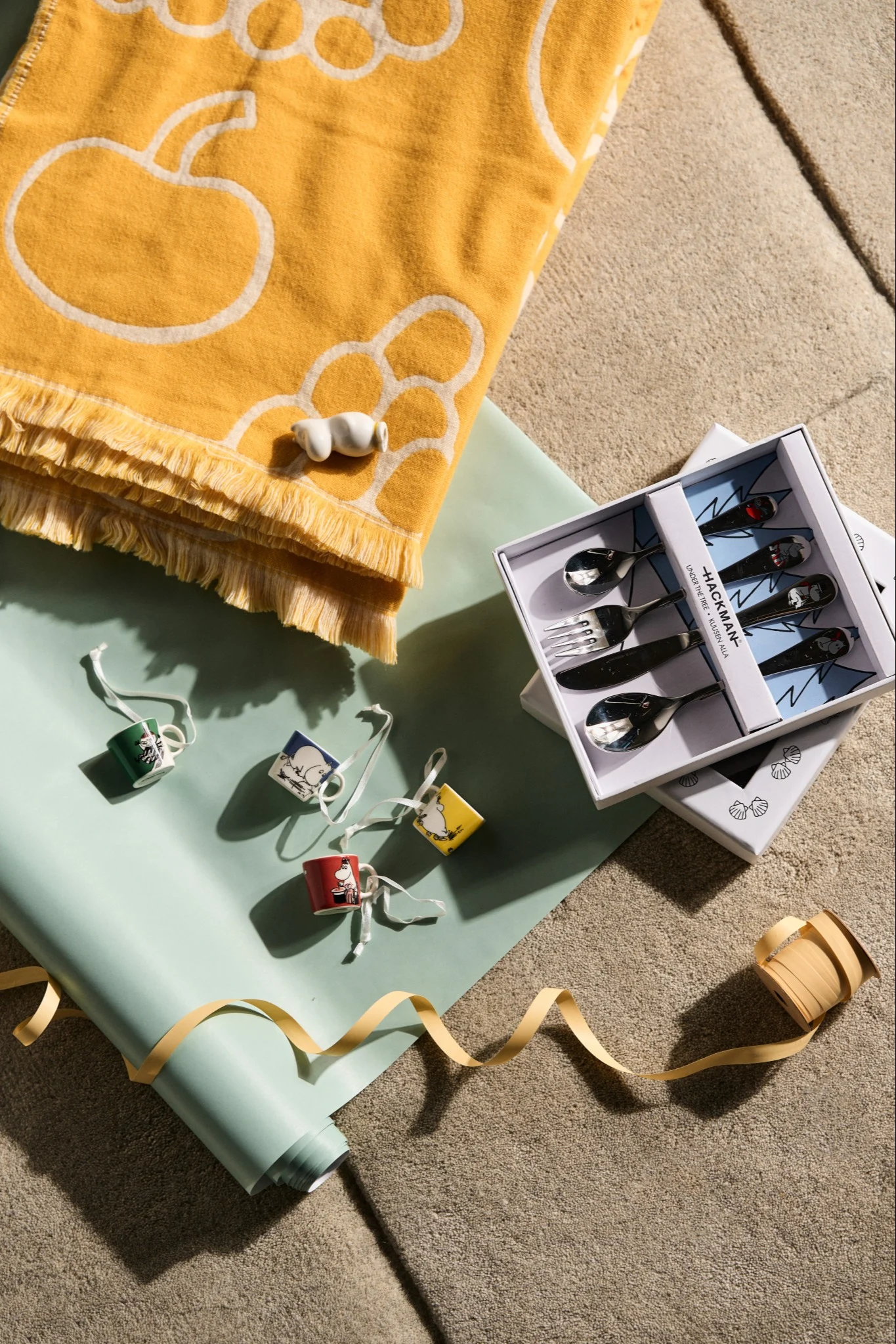 Ge bort ett presentkit med Mumin-produkter från Iittala som babyshower-present till blivande föräldrar.