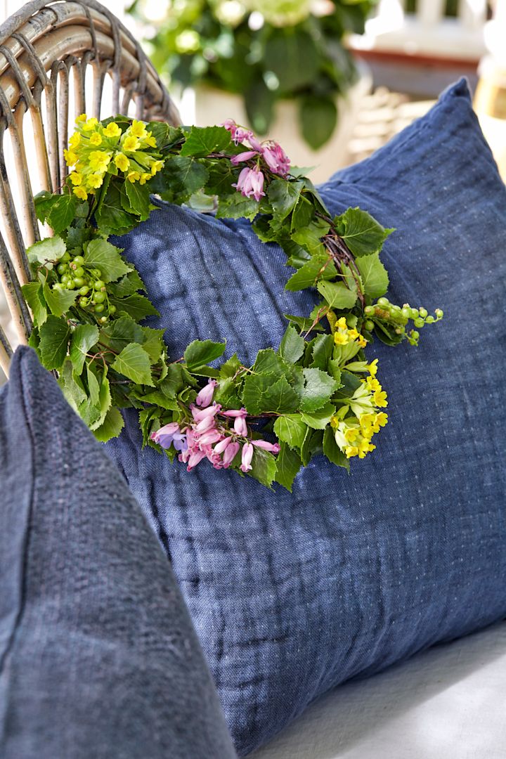 Med vackra midsommarblommor i kransen får du genast en mer romantisk look