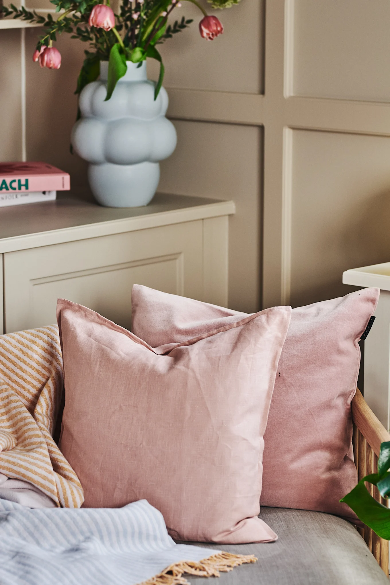 För in pastell i din inredning genom att inreda med Calm kudde i Dusty Rose från Scandi Living.