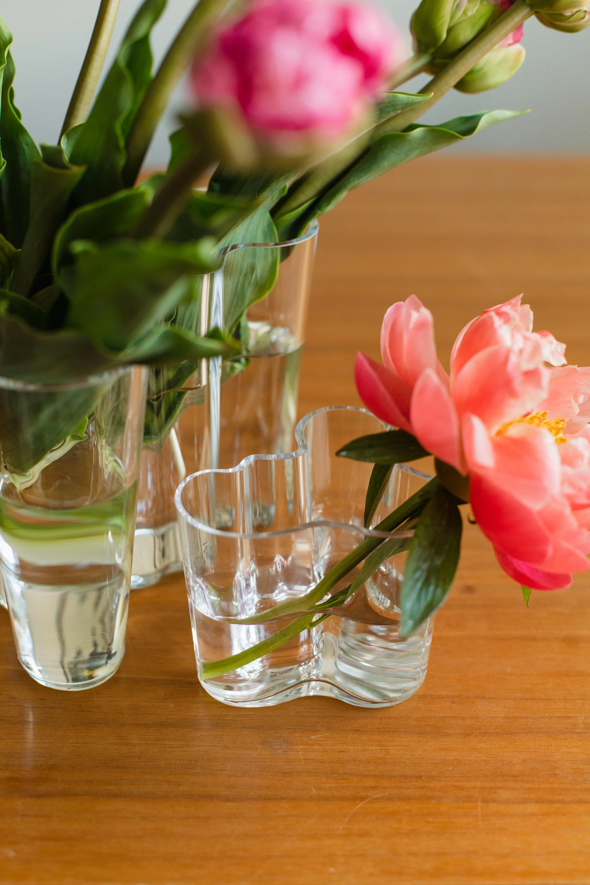 Tidlösa designklassikern Alvar Aalto vas gåvoset i klarglas hemma hos Ebba Kleberg von Sydow.