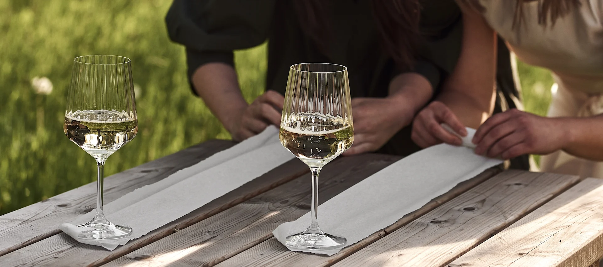 Att rulla toalettpapper snabbast är tips på roliga sommaraktiviteter att göra på sommarfesten.