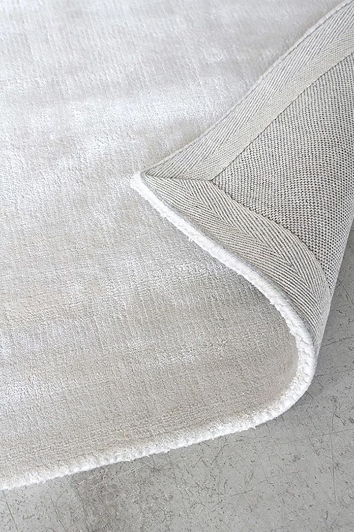 Välj rätt matta genom vår mattguide. Här ser du en närbild på Solid viskos matta i färgen Francis pearl beige från Layered som ger ditt hem en lyxig och varm känsla.
