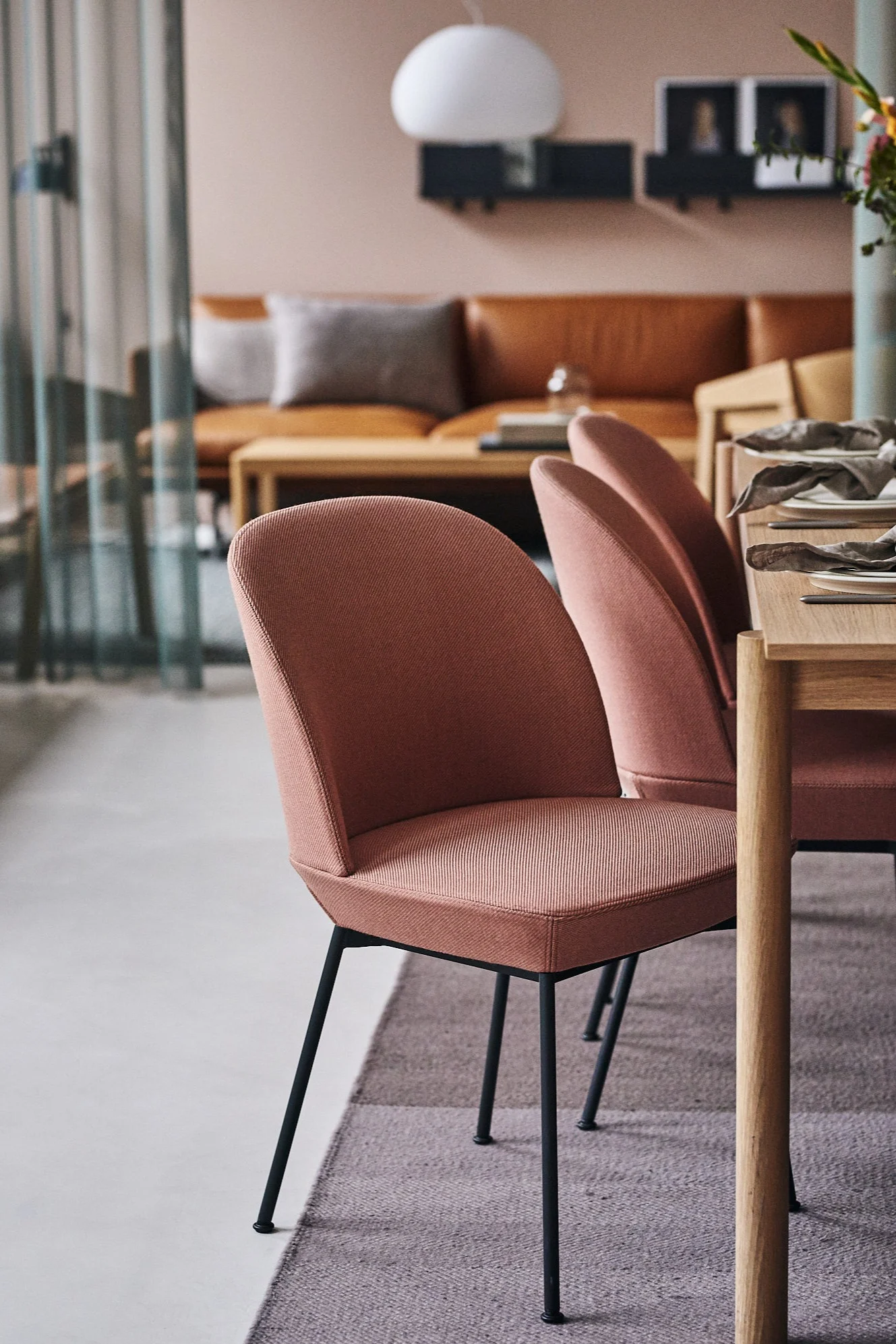 Oslo matstol i rosa tyg från Muuto.