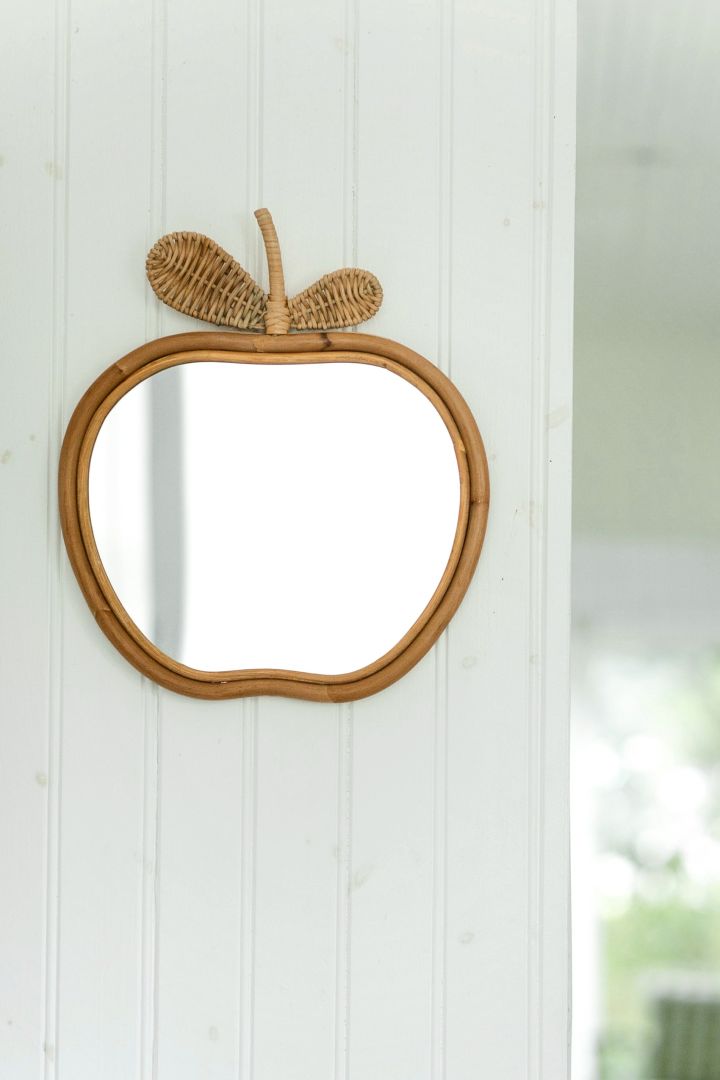 Ebba Kleberg von Sydow tolkar höstens trender - här hänger en lekfull spegel från Ferm Living som föreställer ett äpple.