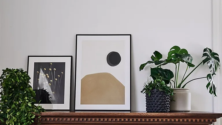 En matplats i urban stil har inretts med grafiska posters och DBKD krukor i svart och grå färg.