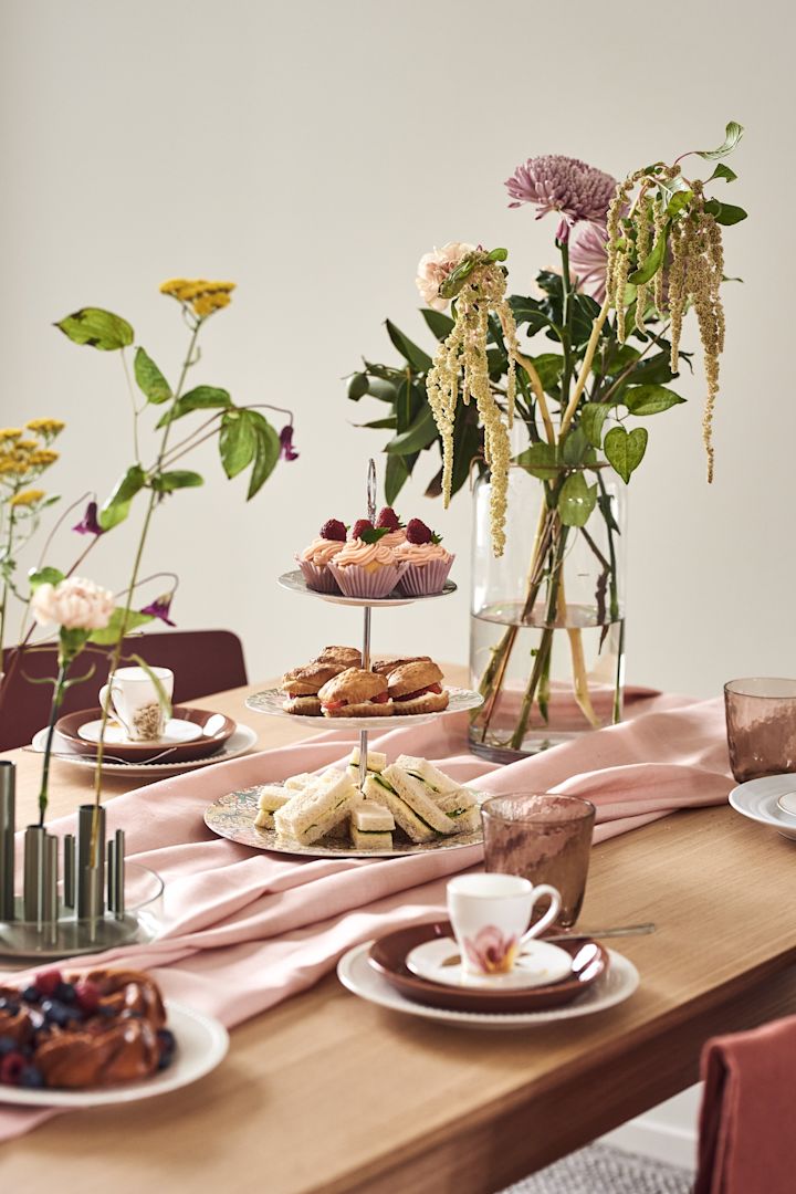 Skapa vackra festdukningar i poppande färger och lekfulla detaljer med hjälp av porslin från Iittala, Scandi Living och Royal Copenhagen med kakfat från Spode.