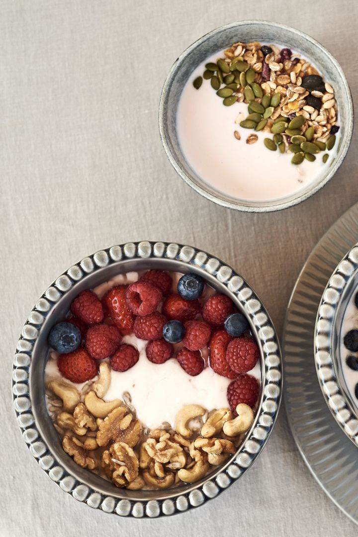 En smoothie bowl kan göras på en rad olika sätt men är både gott och lyxigt att servera på din helgfrukost. Här smoothiebowl med yoghurt, nötter och färska bär.