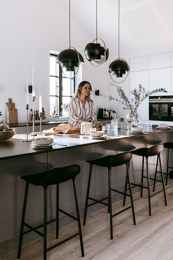 Anela Tahirovic @arkihem har inrett köksön med Form Chair barstolar från Normann Copenhagen tillsammans med Multi-Lite taklampor från Gubi.