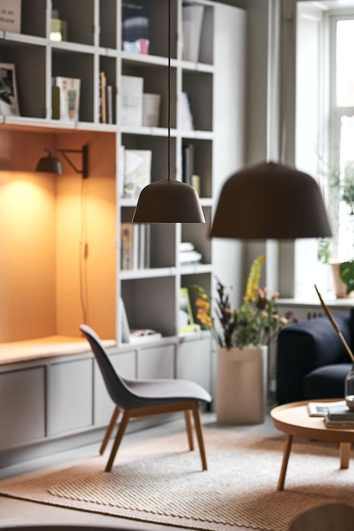 Stylingtips från Muuto - inred med Ambit taklampa och vägglampa som sprider harmoniskt ljus i vardagsrummet.