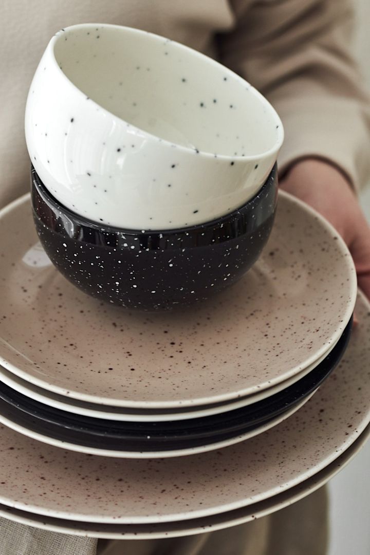 Scandi Living Freckle porslin serie i beige, svart och vit - tallrikarna i beige är en av 7 beigea favoriter att satsa på i höst.