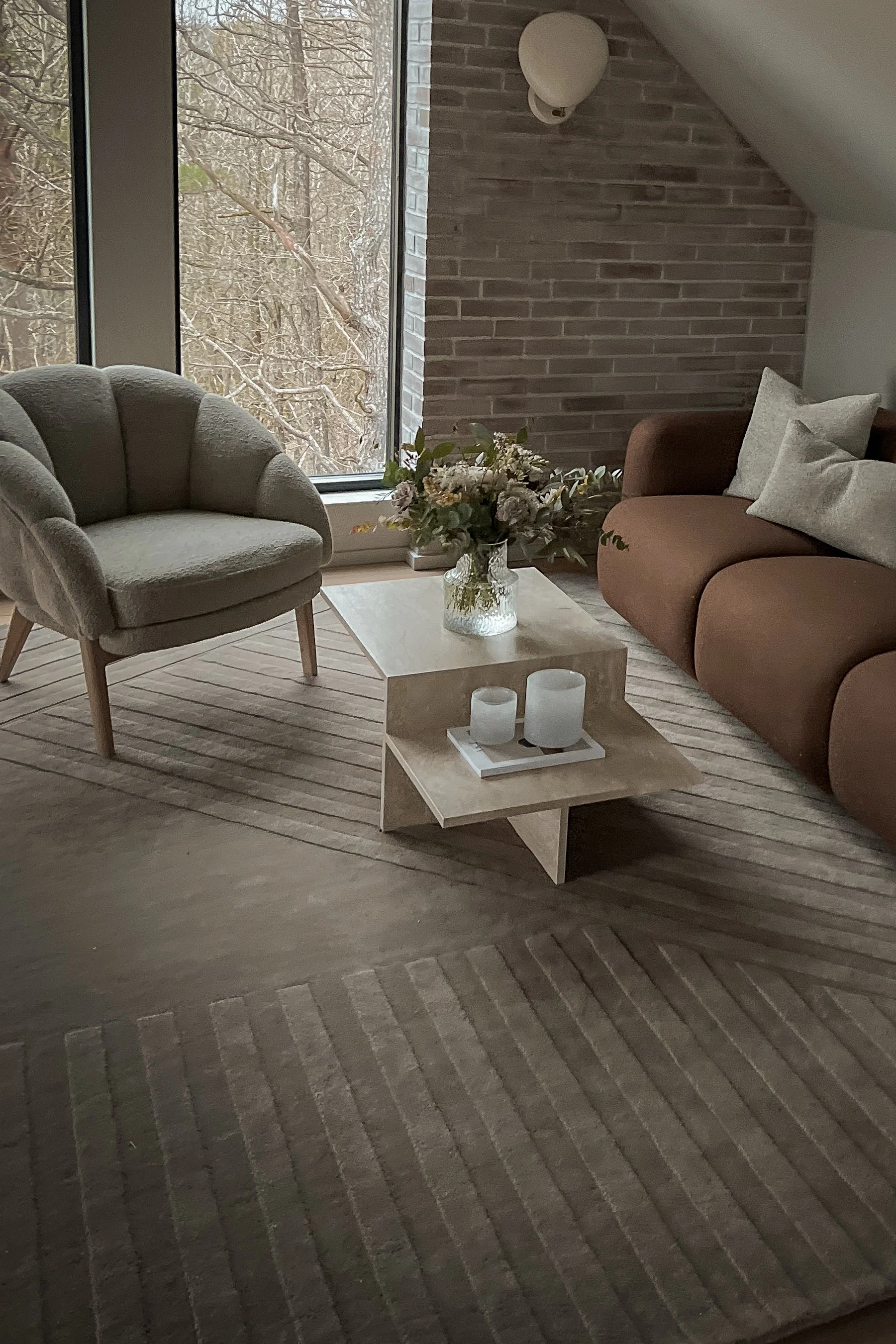Inreda vardagsrum mysigt med hjälp av en stor mysig matta som Levels ullmatta Stripes från NJRD - som här hemma hos influencern @villanyhus.