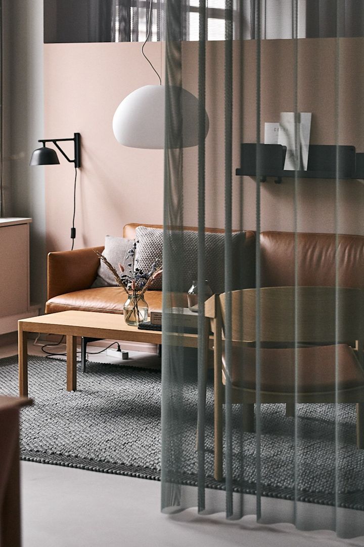 Vardagsrummet hos Muuto är elegant inrett med Fluid taklampa och lädersoffan Outline. 