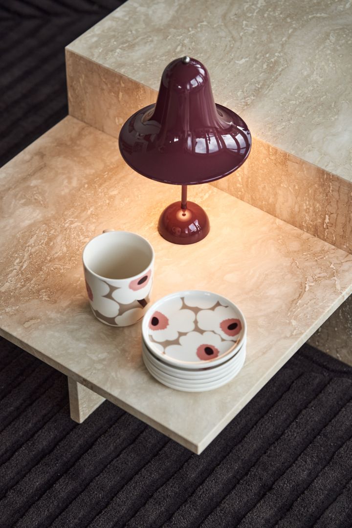 Inred med portabel belysning såsom Pantop bordslampa från Verpan i färgen burgundy som är en av höstens inredningstrender 2022.