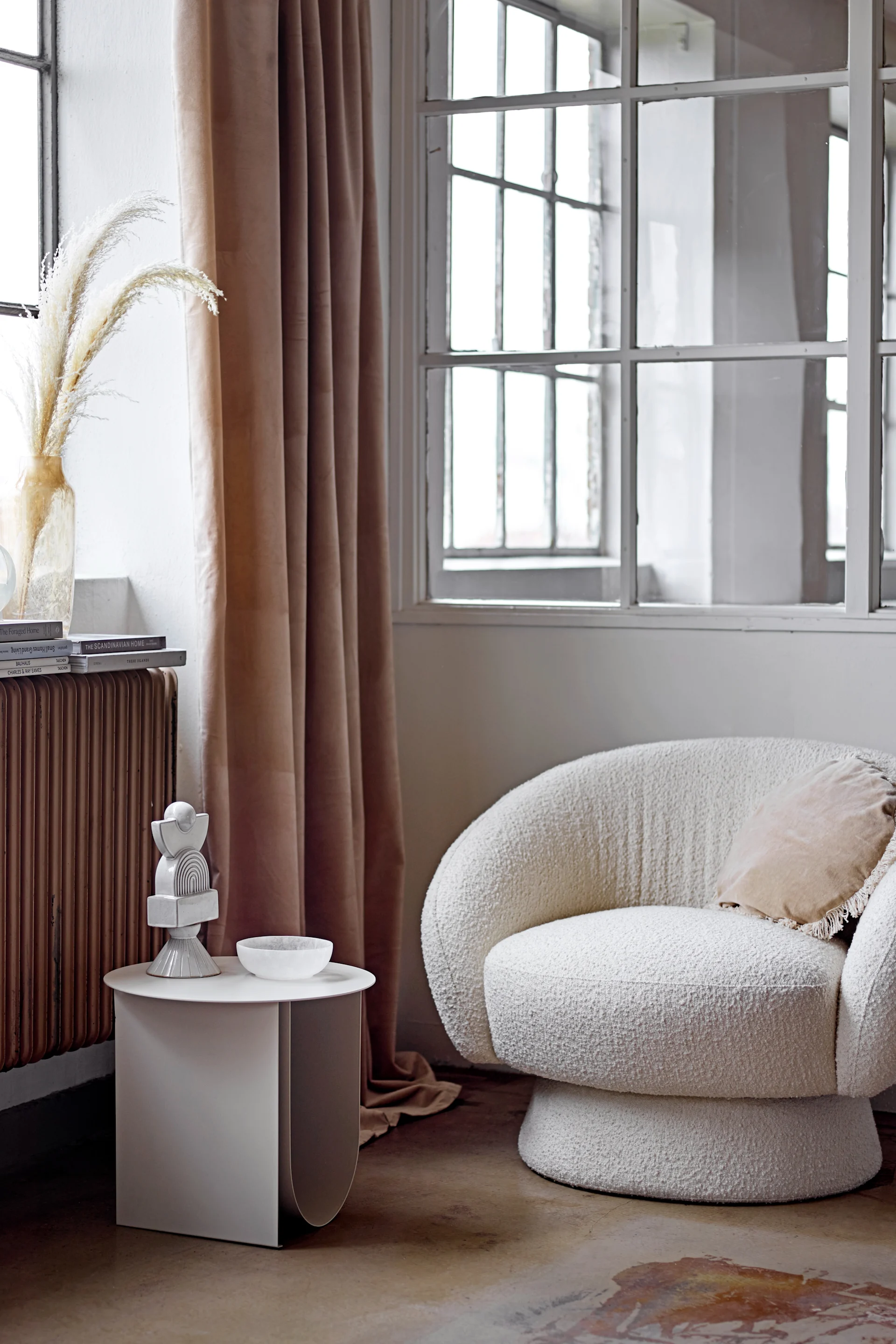 Trendiga och tidlösa Cher sidobord i grått från Bloomingville är tips på snygga sidobord att inreda hemmet med.