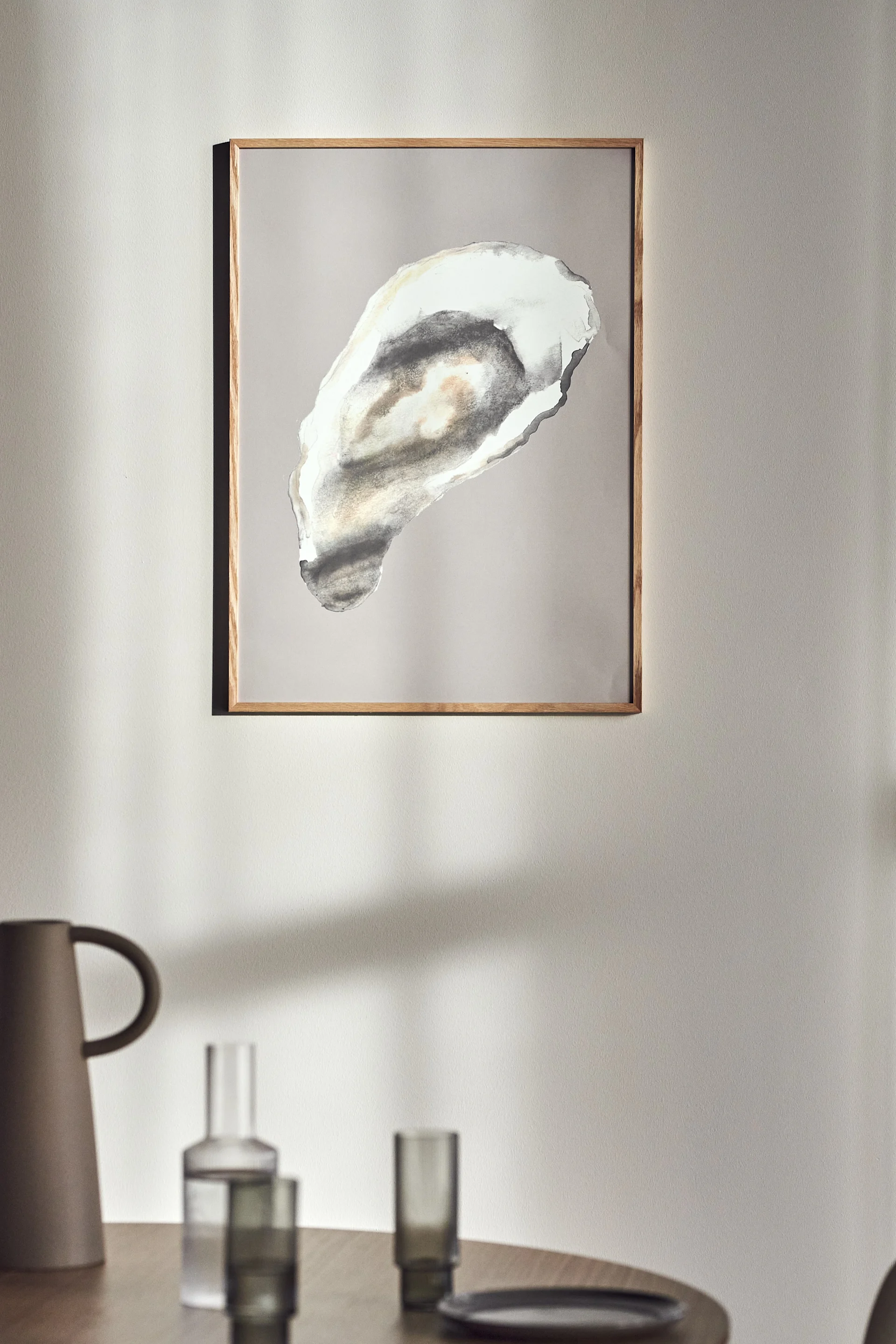 Skapa semesterkänslan i ditt hem med medelhavsinredning såsom Sea-bound poster från Scandi Living med ett motiv i form av ett ostron.