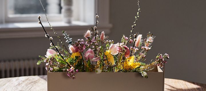 Liten Plant box från Ferm Living med snittblommor i står på bordet. 