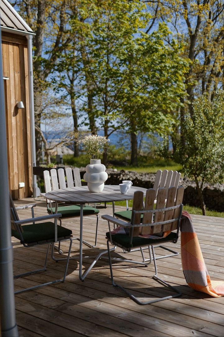 En liten, mysig matplats på en träterrass med A2-stolar från Grythyttan.