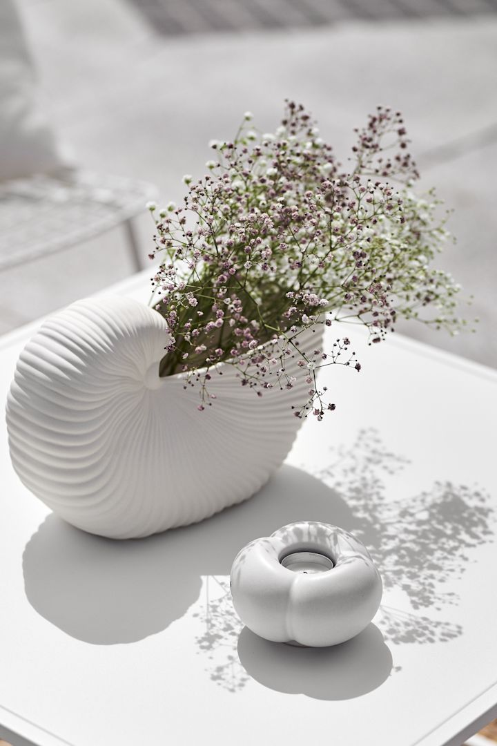 Shell kruka formad som en stor snäcka är en av många snygga krukor från Ferm Living, här med vackra vårblommor!