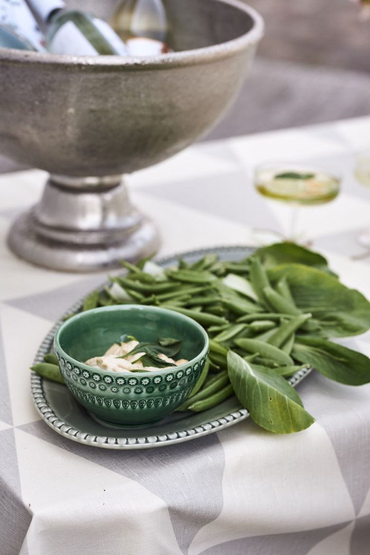 Grönsaker och dipp är ett festligt tips till festen att bjuda gästerna på. 
