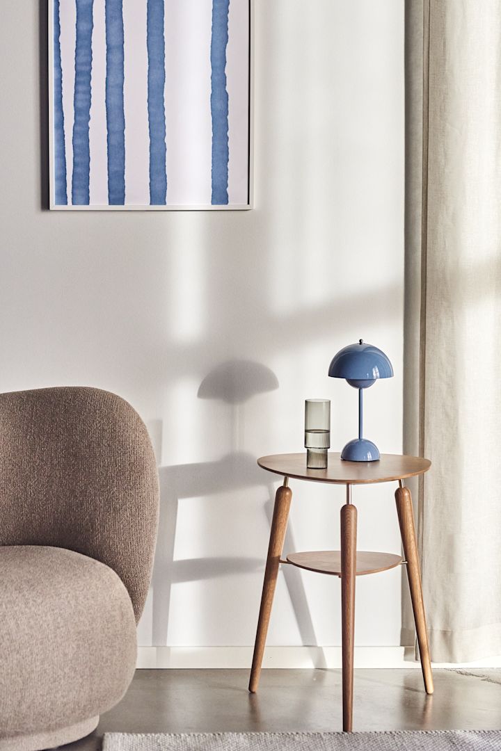 Praktiska och stilrena My spot sidobord i ek och stål från Umage med inbyggd USB-laddare är tips på snygga sidobord att inreda hemmet med.