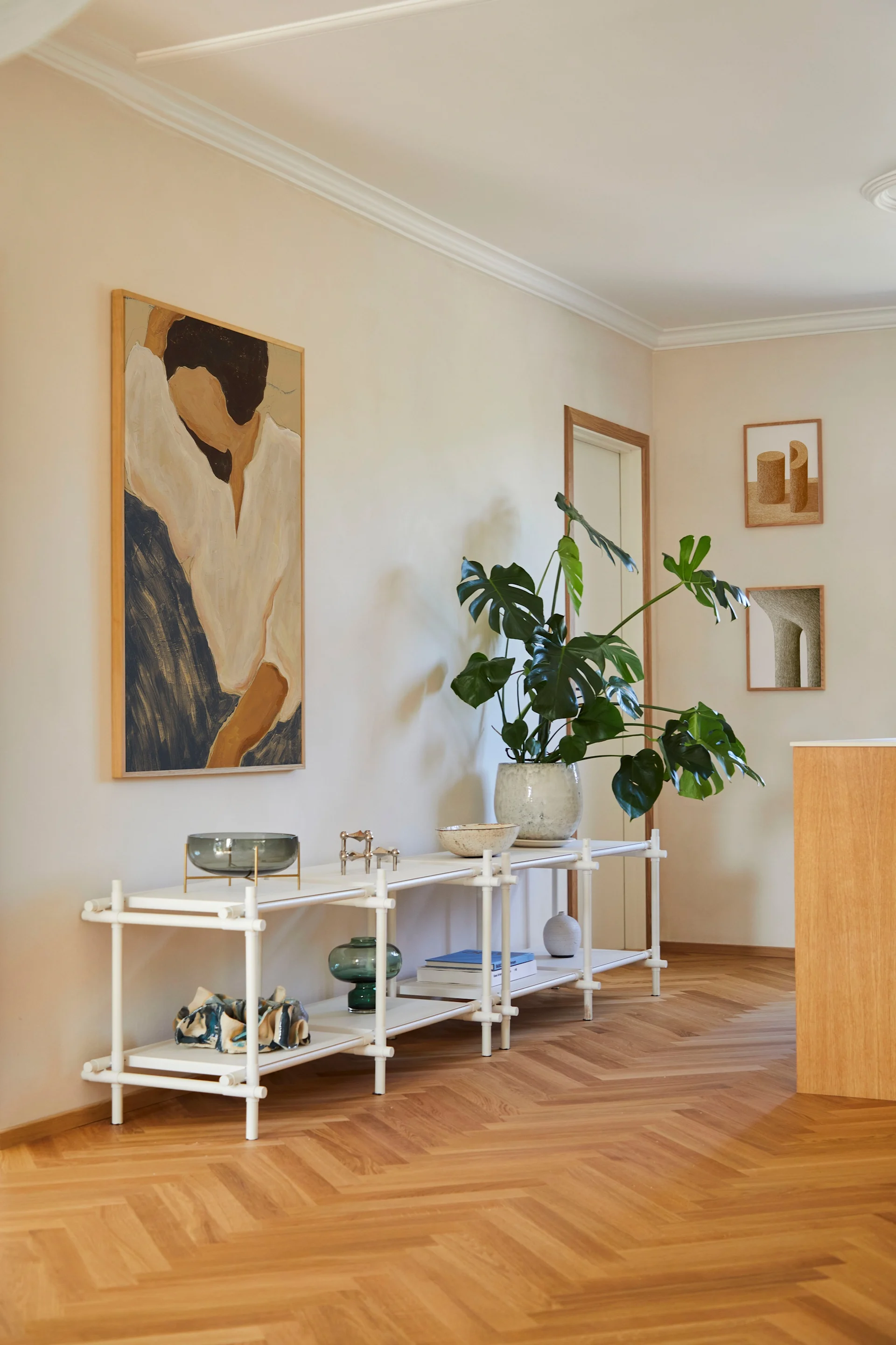 En stor poster med en kvinna som dekorerar vägg i ett vardagsrum.