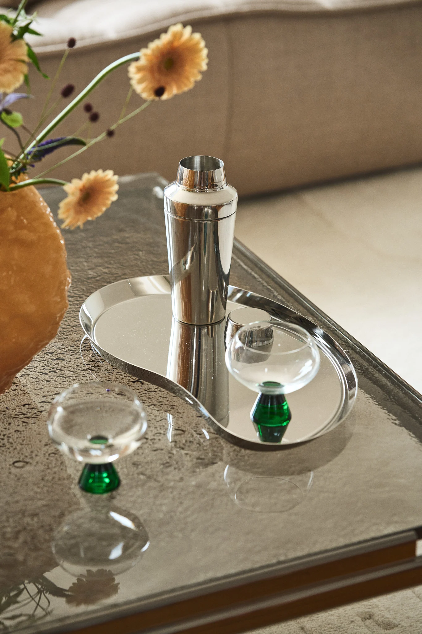 Ge bort ett cocktailset eller vackra glas på Alla hjärtans dag. Här står Grand Cru-shakern från Rosendahl på ett kromfärgat brickbord, bredvid Indy-glasen från Byon.